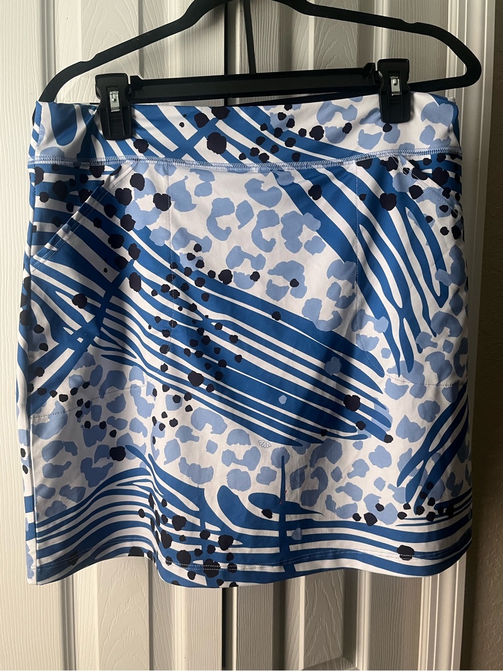 Ana Clare Active wear women’s blue animal print skort with pockets size Medium